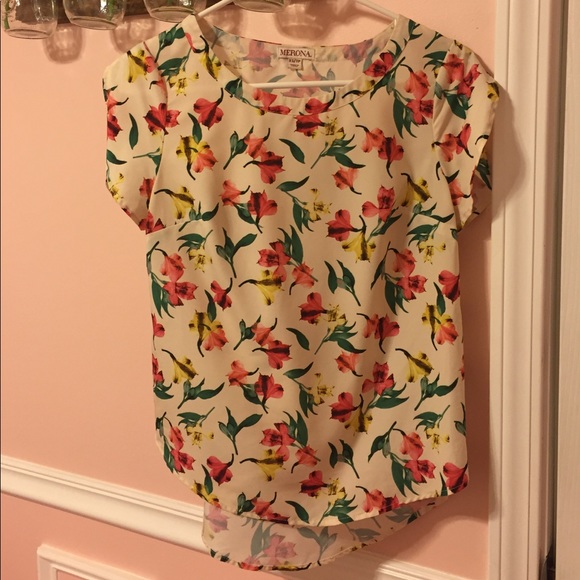 Floral Short-Sleeved Blouse - Picture 2 of 6